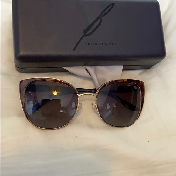 COPY - Brian Atwood sunglasses with cloth and cas… - Picture 1 of 2